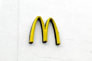 Goldenes M Logo von Mc Donald`s - Markenbekanntheit